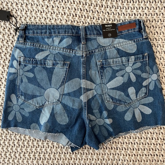 NWT Blank NYC Fresh as a Daisy Floral Pattern The Reeve High-Rise Ribcage Shorts - Picture 5 of 13